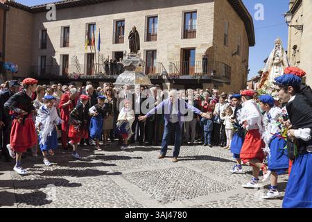 18 settembre 2015 - Santo Domingo De la Calzada, la Rioja, Spagna - l'uomo locale sgombra il percorso per la Processione del Ringraziamento per entrare nella cattedrale delle Fiestas de Gracias y de San JerÃ³nimo Hermosilla a Santo Domingo de la Calzada - la Rioja, Spagna. (Immagine di credito: © Paul Gordon via ZUMA Wire) Foto Stock