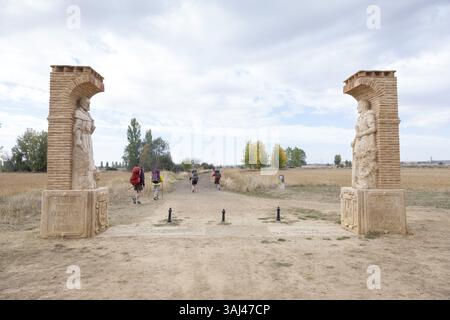 2 ottobre 2015 - SahagÃºN, Castiglia e LeÃ³n/LeÃ³n, Spagna - SahagÃºn, Spagna: Segnaletica vicino al Santuario di nostra Signora del Ponte. La porta cerimoniale segna il punto a metà del cammino FrancÃ©s tra Saint-Jean-Pied-de-Port, Francia e Santiago de Compostela in Galizia. (Immagine di credito: © Paul Gordon via ZUMA Wire) Foto Stock