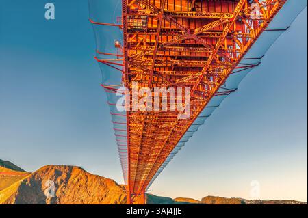 Una vista al tramonto verso la parte inferiore del ponte Golden Gate a San Francisco nelle prime ore della primavera Foto Stock