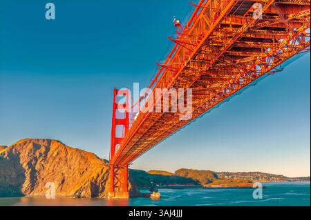 Una vista al tramonto passando sotto il ponte Golden Gate di San Francisco nelle prime ore della primavera Foto Stock