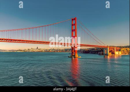 Una vista al tramonto verso il lato meridionale del ponte Golden Gate a San Francisco nelle prime ore della primavera Foto Stock