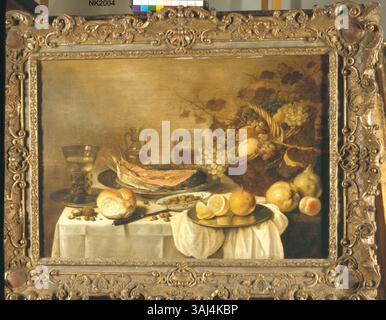 "Natura morta con salmone e cestino di frutta" di Pieter Claesz, dipinto nel 1650, ritrae un salmone e un cesto di frutta, esemplificando l'attenzione dell'arte olandese per i dettagli e la bellezza naturale. Foto Stock