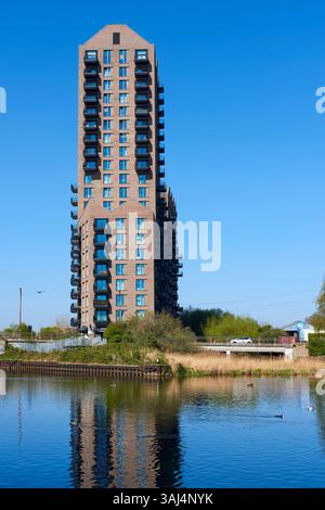 Hale Wharf nuovi appartamenti, Tottenham Hale, Londra Regno Unito, e la navigazione sul fiume Lea Foto Stock