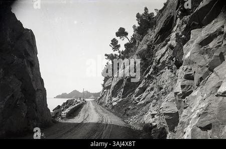 Questa fotografia del XIX secolo, scattata da Alfred Noack tra il 1880 e il 1895, mostra la strada per Portofino. L'immagine in bianco e nero, parte del catalogo fotografico di Noack del 1905, cattura una vista di questa città costiera italiana nella sua cornice di fine XIX secolo, conservando un momento di paesaggio storico. Foto Stock