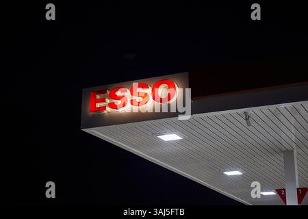 Distributore di benzina esso di notte Foto Stock