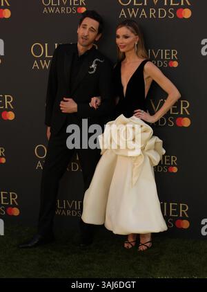 Londra, Regno Unito. Adrien Brody e Georgina Chapman alla Mastercard hanno sponsorizzato gli Olivier Awards 2025. Royal Albert Hall. 6 aprile 2025. Rif: LMK11-S250425-001. Steve Bealing/Landmark Media WWW.LMKMEDIA.COM Foto Stock