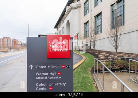Pittsburgh, Pennsylvania, USA - 11 gennaio 2020: Costruzione e firma per la Carnegie Mellon University di Pittsburgh, Pennsylvania, USA. Foto Stock