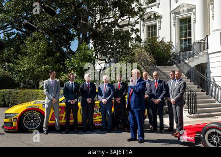 Washington, Stati Uniti. 09 aprile 2025. U. Il presidente Donald Trump, posa con il pilota campione della NASCAR Cup Series 2024 Joey Logano e altri piloti al South Portico della Casa Bianca, 9 aprile 2025 a Washington, DC Credit: Joyce Boghosian/White House Photo/Alamy Live News Foto Stock