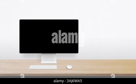 Configurazione desktop minimalista con superficie in legno, monitor vuoto e ampio spazio aperto sulla destra per branding, pubblicità o messaggistica creativa Foto Stock