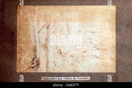 Fotografia di Flávio de Barros raffigurante i resti di individui nelle rovine di Canudos, scattata durante o dopo il conflitto del 1897 in Brasile. Questa immagine mostra le conseguenze della guerra di Canudos, dove migliaia di civili e ribelli morirono. La fotografia fa parte dell'album Canudos. Foto Stock