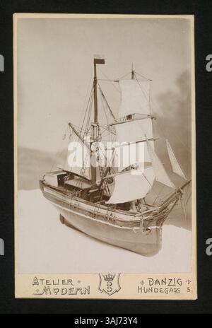 Questa fotografia del 1905 mostra un modello di una nave del XVII secolo della collezione del piccolo Giedziskiego a Gdańsk, dando uno sguardo all'architettura navale storica. Foto Stock