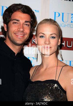 28 settembre 2008 - Las Vegas, Nevada, Stati Uniti - 27 settembre 2008 - Las Vegas, Nevada - Zachary Levi e Yvonne Strahovski. Il cast dello show televisivo ''Chuck'' celebra l'inizio di un'altra stagione al Pure Nightclub all'interno del Caesars Palace Resort Hotel and Casino. Credito fotografico: MJT/AdMedia (immagine di credito: © Mjt/AdMedia via cavo ZUMA) Foto Stock