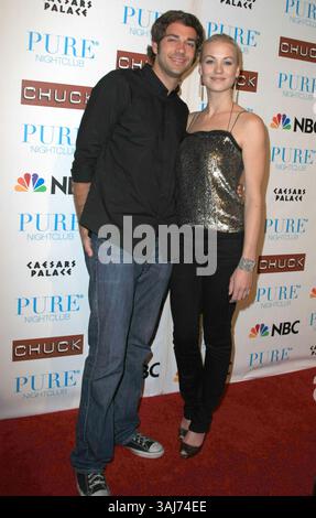 28 settembre 2008 - Las Vegas, Nevada, Stati Uniti - 27 settembre 2008 - Las Vegas, Nevada - Zachary Levi e Yvonne Strahovski. Il cast dello show televisivo ''Chuck'' celebra l'inizio di un'altra stagione al Pure Nightclub all'interno del Caesars Palace Resort Hotel and Casino. Credito fotografico: MJT/AdMedia (immagine di credito: © Mjt/AdMedia via cavo ZUMA) Foto Stock