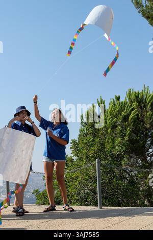 8 agosto 2017 - Gerusalemme, Israele - giovani del movimento HaMachanot HaOlim aquiloni mosca, nello spirito dell'unica visione educativa del mondo di Janusz Korczak, che simboleggia la vita, l'infanzia e la tolleranza, a seguito di una cerimonia commemorativa che segna 75 anni dalla morte di Janusz Korczak. Korczak, nato Henryk Goldszmit nel 1878, educatore e pediatra polacco-ebreo, direttore di un orfanotrofio a Varsavia, rifiutò la libertà personale e scortò i suoi 200 orfani, costretti al campo di sterminio di Treblinka, dove furono sterminati nel 1942. (Immagine di credito: © Nir Alon via ZUMA Wire) Foto Stock