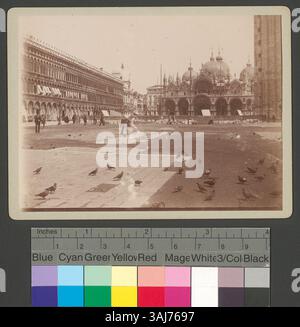 Una fotografia di Venezia scattata tra il 1886 e il 1910, che mostra una classica scena veneziana. Foto Stock