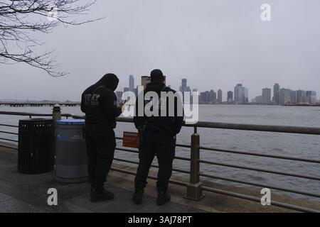 New York NY: 10 aprile: Un elicottero si schianta nel fiume Hudson a New York. Tutte e sei le persone a bordo sono decedute il 10 aprile 2025 credito: Katie Godowski/MediaPunch Foto Stock