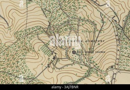 Questa mappa topografica del 1892 mostra la disposizione del Distretto di Columbia al di fuori degli ex confini della città di Washington. Esso raffigura linee di lotto, edifici e aree boschive, con rilievi mostrati attraverso contorni e hachures. La mappa fornisce una vista storica dell'area in un formato dettagliato. Foto Stock
