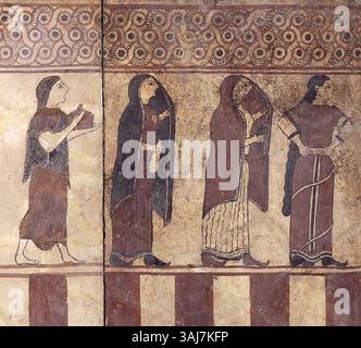 Le placche etrusche Boccanera di Cerveteri, datate intorno al 560-550 a.C., raffigurano scene della toilette di Elena. Queste placche dettagliate sono esempi di arte etrusca, che riflettono l'avanzata lavorazione dei metalli e le tradizioni decorative della cultura. Foto Stock