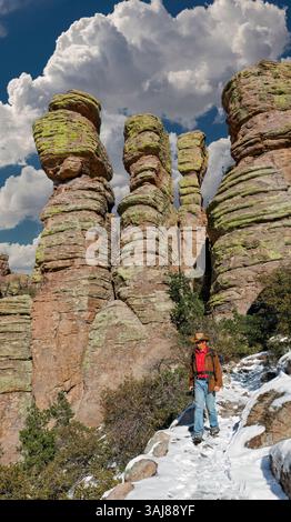Escursioni nella Terra delle Standing-Up Rocks, deposizione vulcanica di riolite, monumento nazionale di Chiricahua, Arizona Foto Stock
