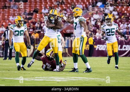 19 agosto 2017: Il defensive back dei Green Bay Packers Aaron Taylor (37) celebra dopo aver colpito il wide receiver dei Washington Redskins James Quick (17) durante la gara di pre-stagione tra i Green Bay Packers e i Washington Redskins al FedExField di Landover, Maryland. Scott Taetsch/CSM(immagine di credito: &Copy; Scott Taetsch/CSM tramite cavo ZUMA) Foto Stock