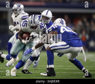 19 agosto 2017 - Arlington, Texas, USA - il fullback dei Dallas Cowboys Rod Smith (45) rompe il centro, difeso dalla safety degli Indianapolis Colts Tyson Graham (42) all'AT&T Stadium di Arlington, Texas, sabato 19 agosto 2017. I Cowboys vinsero 24-19. (Immagine di credito: © Bob Booth/TNS via ZUMA Wire) Foto Stock