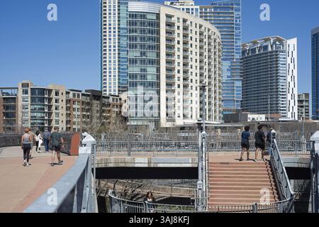 Persone che camminano lungo l'avvicinamento al Pfluger Pedestrian Bridge di Austin, Texas. Foto Stock
