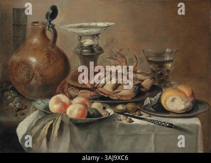 La natura morta del 1650 di Pieter Claesz presenta un granchio, un bellarmine, una cantina di sale e frutta su un piatto di porcellana. La pittura a olio su pannello riflette l'attenzione barocca olandese per i dettagli e la consistenza. Foto Stock
