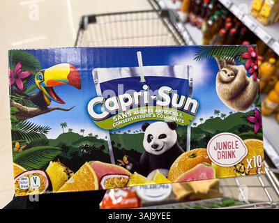 L'acquirente che tiene in mano una scatola di succhi di frutta capri Sun con animali della giungla e frutta tropicale in un corridoio di supermercato - FRANCOFORTE, GERMANIA - 9 APRILE 20 Foto Stock