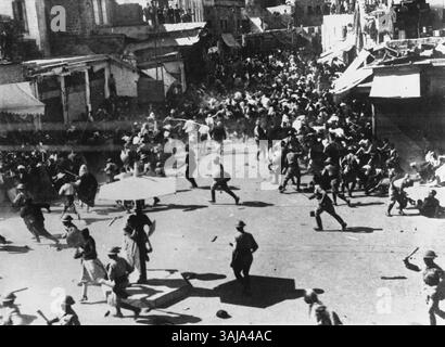 Questa fotografia del 1936, scattata durante i disordini palestinesi, mostra la polizia britannica che disperde i rivoltosi arabi a Giaffa. L'immagine cattura l'atmosfera tesa del conflitto durante il mandato britannico in Palestina. Foto Stock