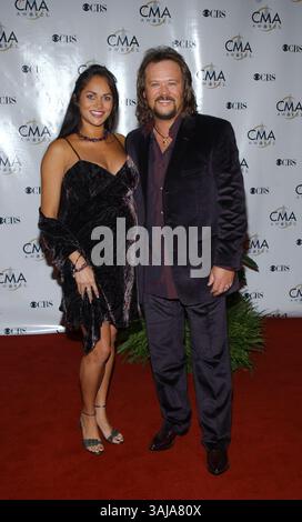 5 novembre 2003 - Nashville, T, Stati Uniti - 5 novembre 2003; Nashville, TN, Stati Uniti; il cantante TRAVIS TRITT e la moglie Theresa durante il 37° Annual CMA Country Music Awards tenutosi alla Grand Ole Opry House. Credito obbligatorio: Foto di Laura Farr/AdMedia. (Â©) Copyright 2003 di Laura Farr (immagine di credito: © Laura Farr/AdMedia via ZUMA Wire) Foto Stock