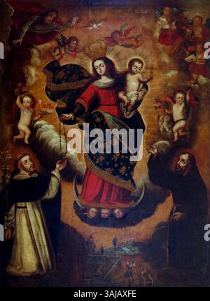 Un anonimo dipinto del XVII secolo del Vicereame del Perù, "nostra Signora del Rosario", raffigura la Vergine Maria che regge il Rosario. Questo olio su tela riflette l'arte religiosa coloniale in America Latina. Foto Stock