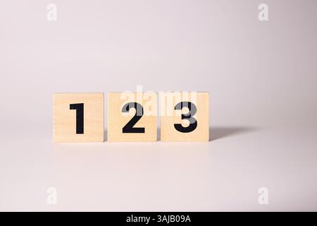 Blocchi di legno impilati con numeri da 1 a 5 isolati su sfondo bianco Foto Stock