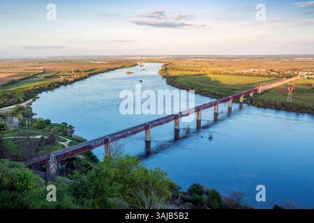 Splendida vista sul fiume Tago a monte e sulla palude nel tardo pomeriggio dal punto panoramico di Portas do Sol a Santarém, in Portogallo. Foto Stock