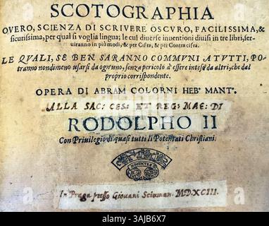 Una versione ritagliata del frontespizio da 'Scotographia' di Abramo Colorni, risalente al 1593, che offre uno sguardo sulla natura crittografica dell'opera. Questo pezzo è conservato nella Biblioteca Teresiana. Foto Stock