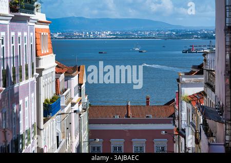 Edifici tradizionali e vista sul fiume dal quartiere di Madragoa a Lisbona, Portogallo, affacciato sul fiume Tago in una giornata di sole. Foto Stock