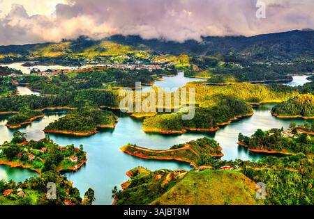 Vista aerea del lago artificiale Penol-Guatape in Colombia con paesaggi vibranti, lussureggianti colline verdi e una rete di laghi turchesi scintillanti Foto Stock