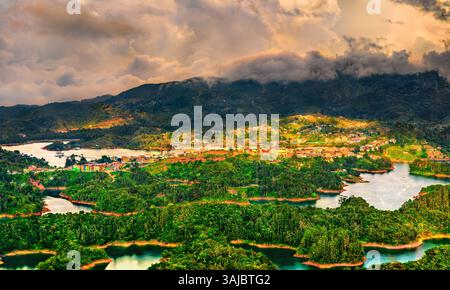 Vista aerea del lago artificiale Penol-Guatape in Colombia con paesaggi vibranti, lussureggianti colline verdi e una rete di laghi turchesi scintillanti Foto Stock