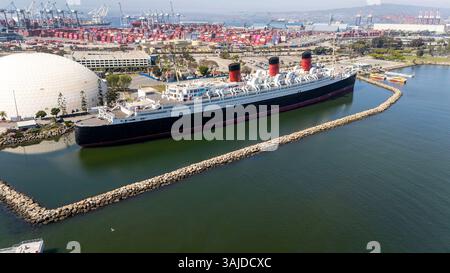 Una vista aerea della Queen Mary mostra il maestoso transatlantico in pensione attraccato a Long Beach, le sue linee eleganti e il fascino vintage che evocano la gloria marittima. Foto Stock