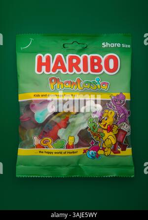 LONDRA, Regno Unito - 19 GENNAIO 2024: Haribo Phantasia Fantasia gomme colorate di gelatina sul verde. Foto Stock