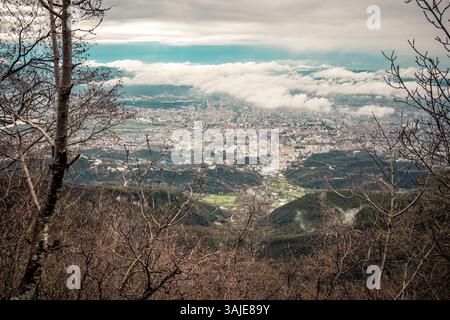 Vista ad alto angolo sulla nuvolosa Tirana in Albania Foto Stock
