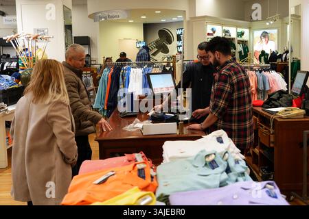 I clienti effettuano il check-out in un negozio a Queens, New York City, Stati Uniti, 10 aprile 2025. New York, USA. 10 aprile 2025. L'inflazione al consumo NEGLI STATI UNITI a marzo è aumentata del 2,4% rispetto a un anno fa, dopo essere aumentata del 3,0% a gennaio e del 2,8% a febbraio, il Dipartimento del lavoro degli Stati Uniti ha riferito il 10 aprile. Sebbene l’inflazione stia rallentando, gli analisti avvertono che l’aumento delle tariffe dell’amministrazione Trump potrebbe far salire i prezzi nel prossimo futuro. Secondo la relazione pubblicata dall’Ufficio di statistica del lavoro, l’indice dei prezzi al consumo (IPC), un’ampia misura dei costi di beni e servizi acro Foto Stock