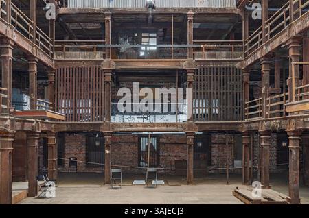 Belfast Co Antrim Irlanda del Nord 14 settembre 2024 - interno arrugginito di un magazzino di Belfast che mostra la struttura di base dell'edificio Foto Stock