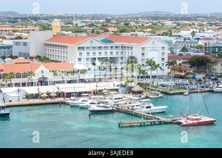 Oranjestad, Aruba - 11 aprile 2024: Marina Landscape presso il porto delle navi da crociera. Porto sul lungomare di Oranjestad, Aruba. Foto Stock