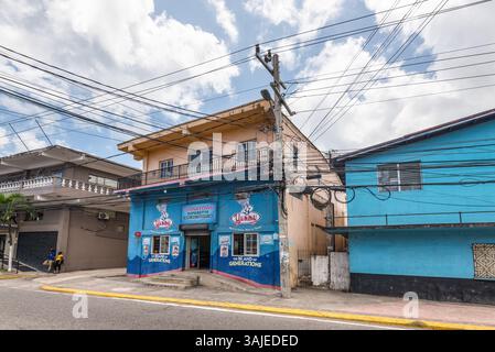 Ocho Rios, Giamaica - 9 aprile 2024: Vista diurna sulla strada di Ocho Rios, con negozi e uffici in Giamaica. Attualmente, la città è una delle città della Giamaica' Foto Stock