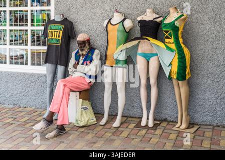 Ocho Rios, Giamaica - 9 aprile 2024: Vista diurna sulla strada di Ocho Rios, negozio e venditore seduti nel negozio in Giamaica. Foto Stock