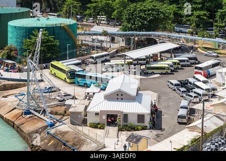 Ocho Rios, Giamaica - 9 aprile 2024: Stazione degli autobus presso il porto crocieristico di Ocho Rios in Giamaica. Attualmente, la città è una delle principali destinazioni turistiche della Giamaica. Foto Stock