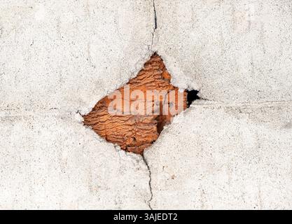 Grande buco nel primo piano del muro di pietra Foto Stock