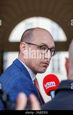Bruxelles, Belgio. 11 aprile 2025. Venerdì 11 aprile 2025 a Bruxelles, il Viceprimo ministro e ministro del bilancio Vincent Van Peteghem parla alla stampa in occasione di una riunione di Kern che riunisce alcuni ministri del governo federale. BELGA FOTO HATIM KAGHAT credito: Belga News Agency/Alamy Live News Foto Stock