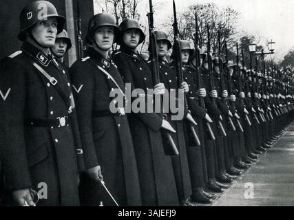 Germania, Monaco di Baviera, 09.11.1935 Adolf Hitler (* 20 aprile 1889 a Braunau am Inn, 30 aprile 1945 a Berlino) è stato un politico tedesco di origine austriaca. Fu presidente del Partito Nazionalsocialista tedesco dei lavoratori (NSDAP) dal 29 luglio 1921, divenne Cancelliere del Reich il 30 gennaio 1933 ed è stato sia capo del governo che capo di stato del Reich tedesco dal 1934 fino al suo suicidio nel 1945 con il titolo "Fuehrer und Reichskanzler", nonché comandante in capo della Wehrmacht dal 4 febbraio 1938. [traduzione automatizzata] Foto Stock
