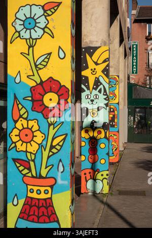 Fr1194 France, Paris, St Ouen, Marche aux Puces, Rue Jules Vallés, street art, colonne decorate in modo semplice Foto Stock